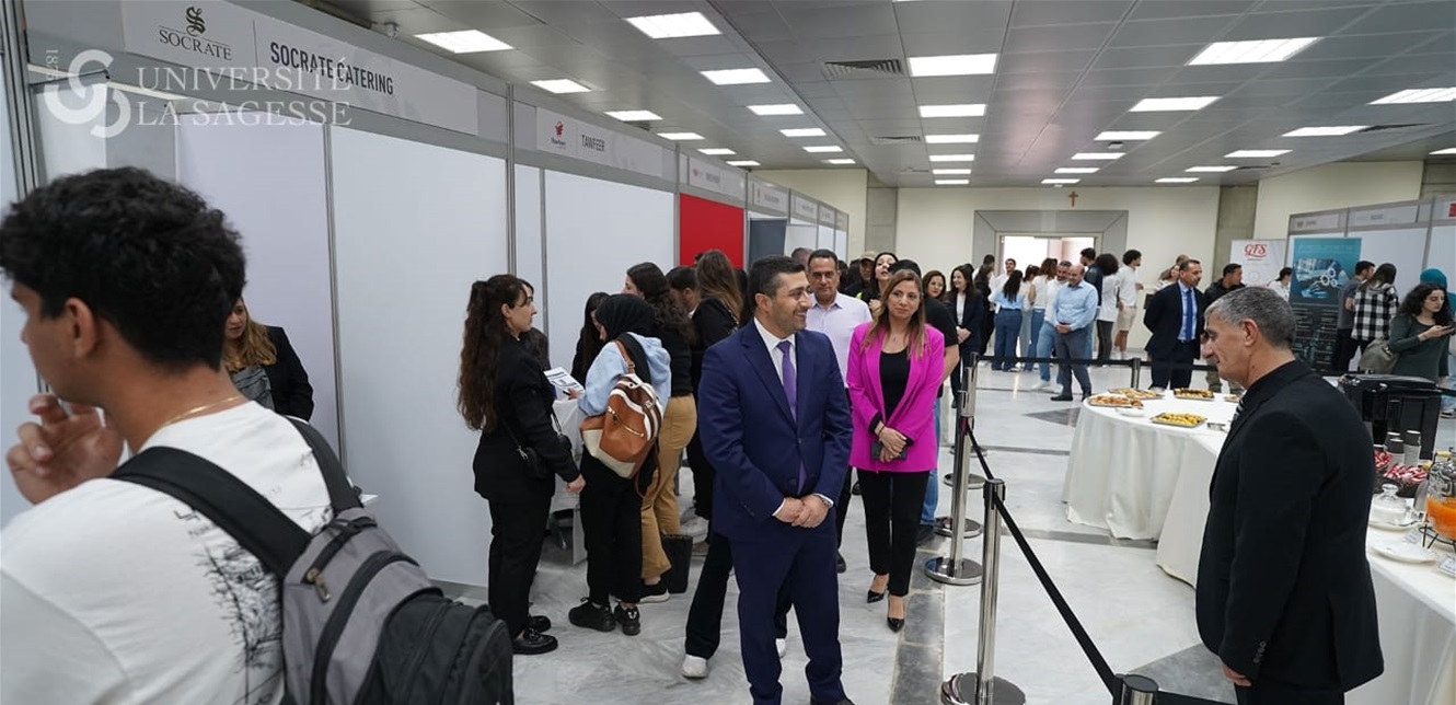 معرض الوظائف في جامعة الحكمة: مواكبة الطالب أكاديميًا وحتى انخراطه في سوق العمل