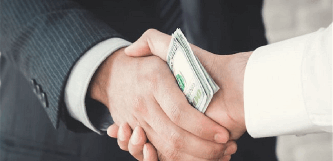 حاول رشوة موظفة داخل دائرة عقارية.. وهذا ما حصل لاحقا