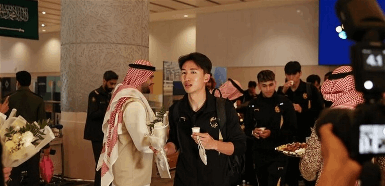 بهذه الطريقة.. لاعب كوري جنوبي يستفز نادي الهلال السعودي ولاعبيه (صور)