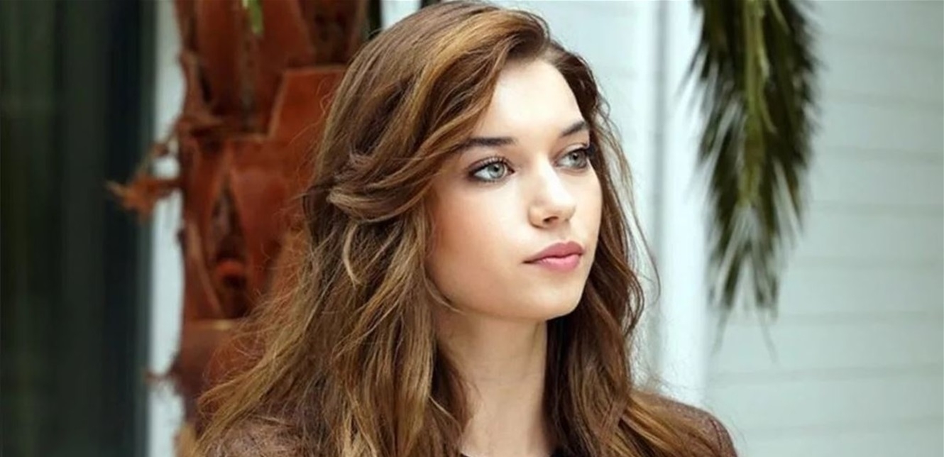 بعد انتهاء الطائر الرفراف.. عفراء ساراتش أوغلو بشعر أشقر (صورة)