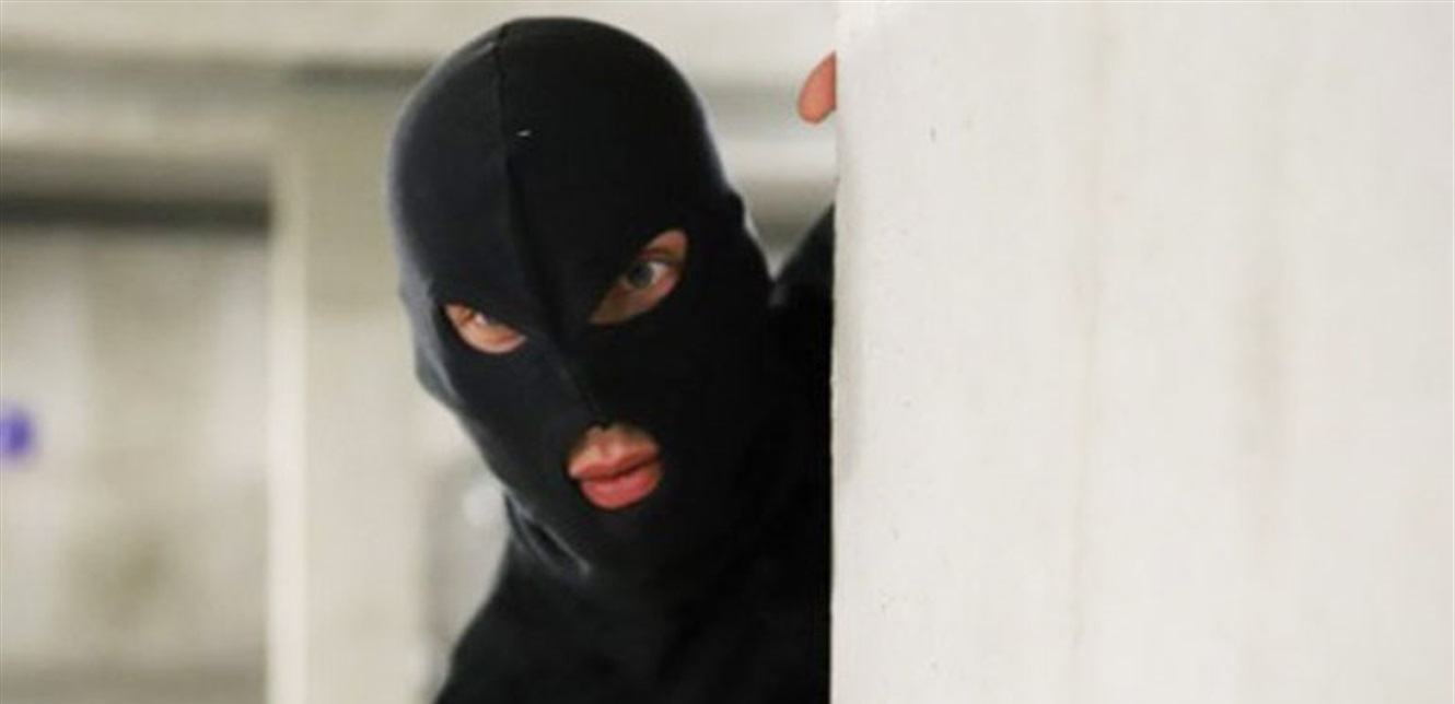 ملثمون يهاجمون سيارة نجمة بطريقة مروّعة.. وهذا ما سرقوه!
