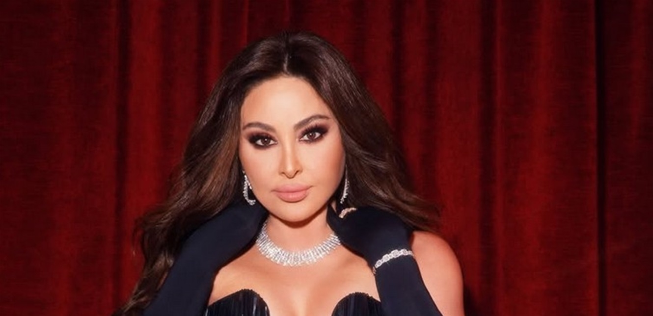 "لابسة شريط كاسيت".. إليسا تُثير الجدل بإطلالتها خلال حفلها في باريس شاهدوا ماذا ارتدت (فيديو)