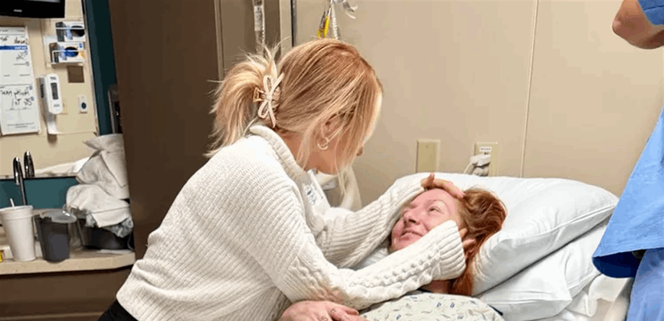 لحظات لا تُنسى.. هكذا ودّعت فتاة قريبتها قبل فصل أجهزة الإنعاش عنها (فيديو)