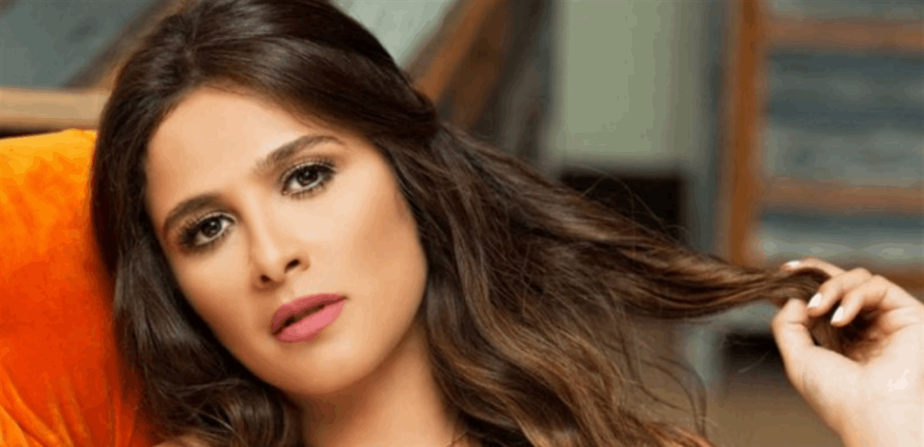 أطلت بخاتم زواج في يدها.. هل ارتبطت ياسمين عبد العزيز مُجدداً؟