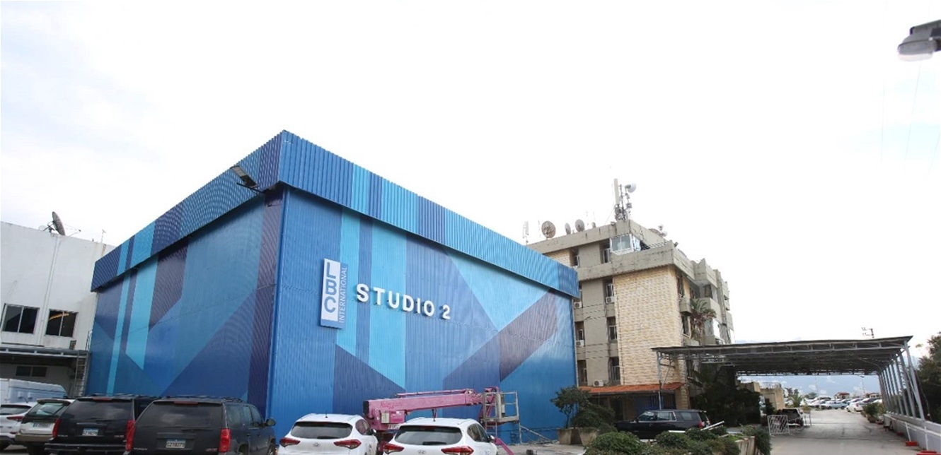 بعد 7 سنوات.. مذيعة أخبار الـ LBCI توّدع المشاهدين بكلمات مؤثرة (فيديو)