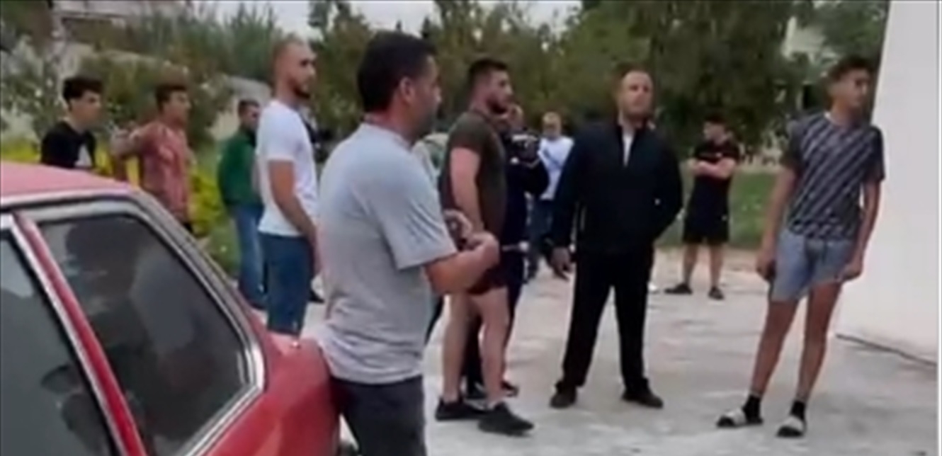 على متن سيارات مجهولة... هذا ما فعله أشخاص في معمل في زغرتا (فيديو)