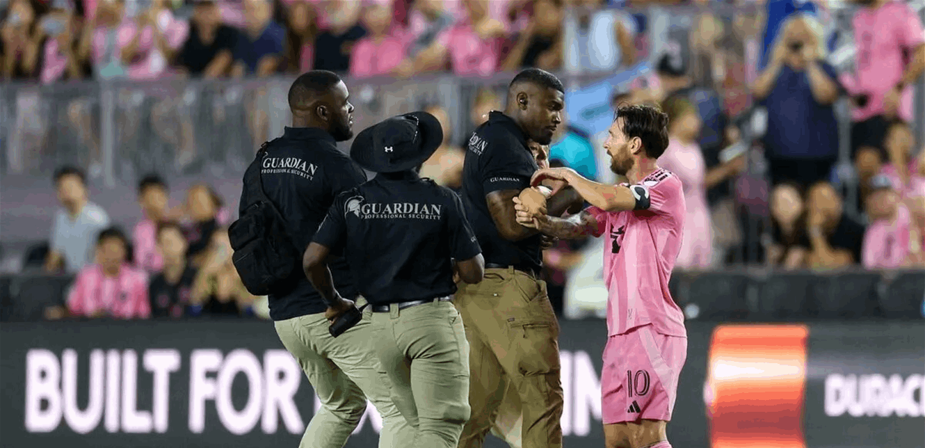خلال المباراة... طفل يقتحم الملعب ليلتقط "سيلفي" مع ميسي وهكذا تصرّف الأخير (فيديو)