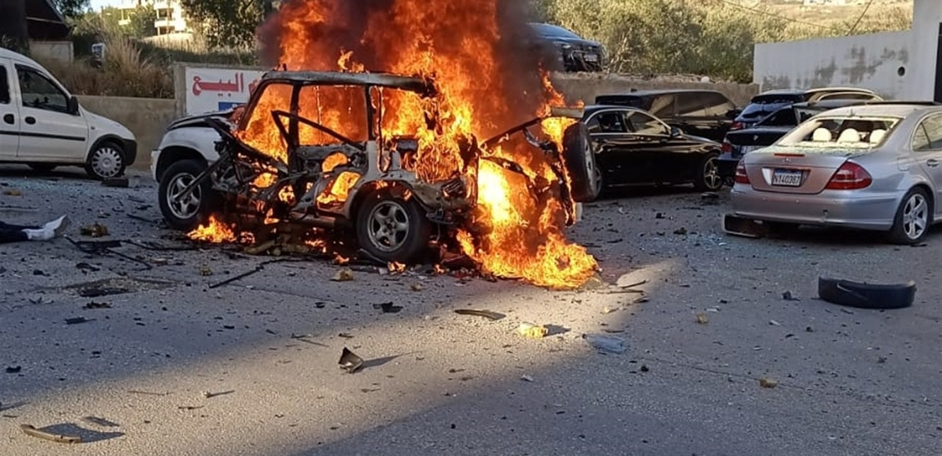 بالفيديو والصور... شهيد وإصابات باستهداف سيارة في كفررمان