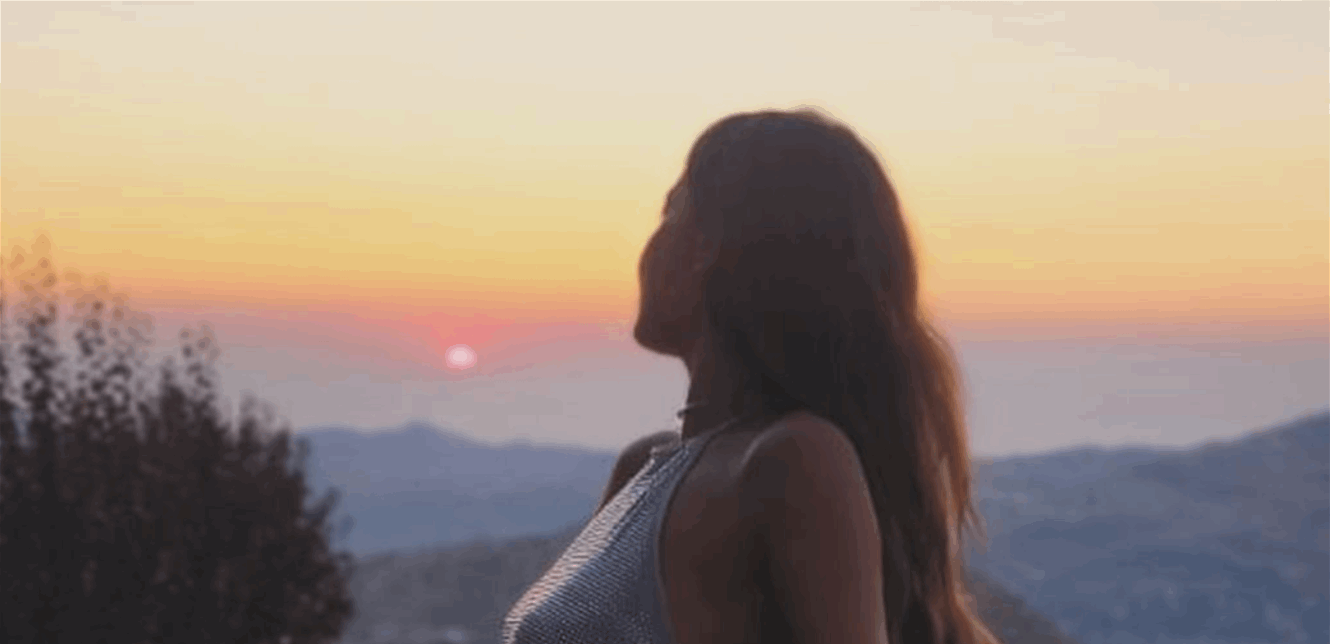 والدتها لبنانية.. فنانة عربية شهيرة تعتزل الفن وترتدي الحجاب وتستقر في كندا (صور)