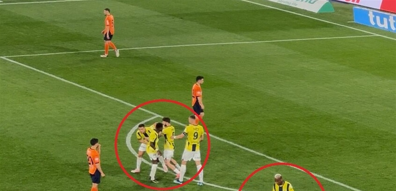 في الدوري التركي.. حادثة غريبة تحصل بين لاعبين من الفريق نفسه (فيديو)