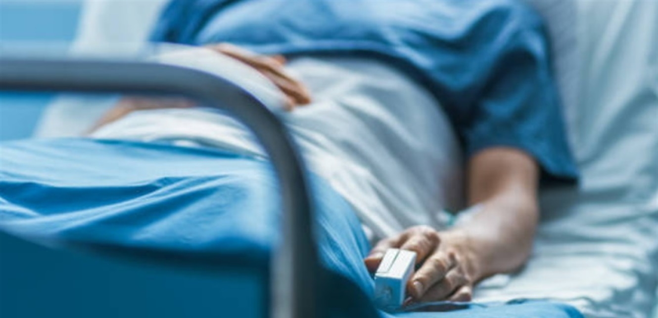 أصيب بمرض نادر أدى إلى بتر قدميه.. وفاة نجم عربي عن 42 عاماً (صور)