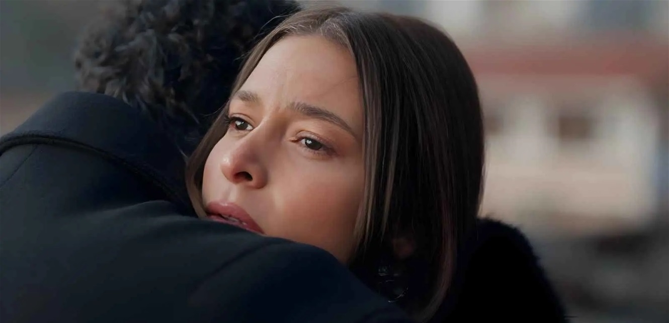طلب منها ألّا ترحل.. باميلا الكيك تعترف بحبها في لحظة ضعف لممثل سوري (فيديو)