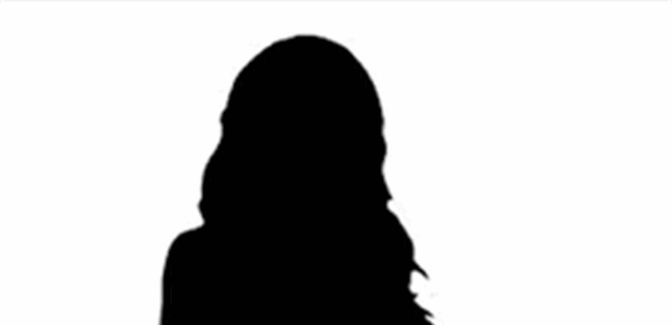 بعد منع الملابس الشفافة في مهرجان كان.. فنانة تخرق القواعد بفستان جريء (صور)