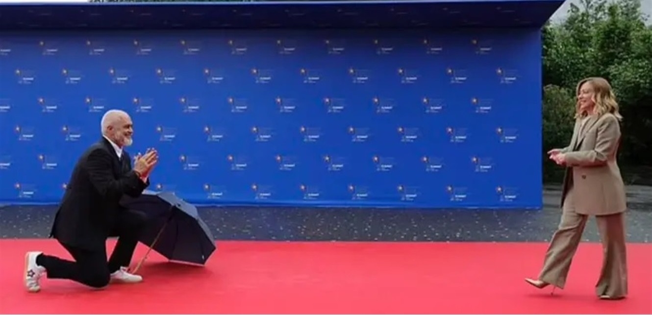تصرّف غريب... رئيس وزراء ركع أمام ميلوني وهكذا كانت ردّة فعلها (فيديو)