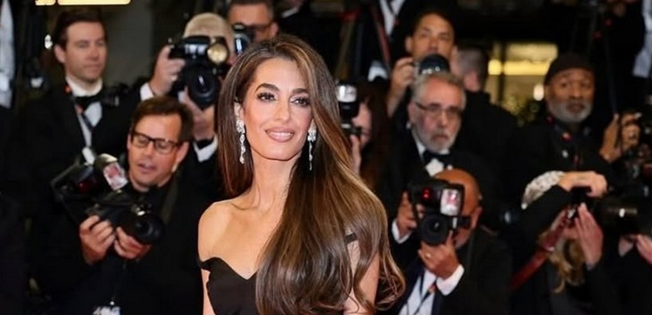 أطلت من دون زوجها.. زوجة جورج كلوني اللبنانية الأصل بمفردها في مهرجان كان وتُثير الجدل (صور)