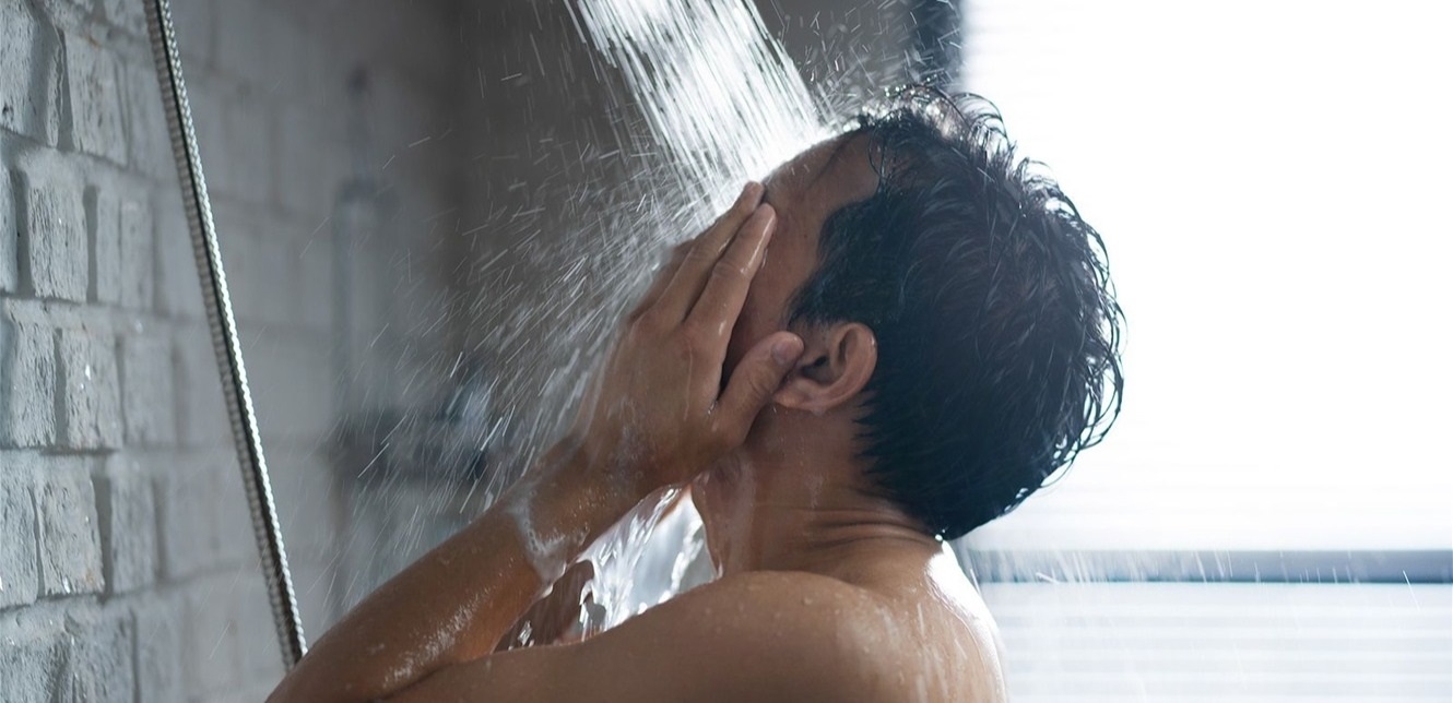 الاستحمام صباحا أم مساء.. أيهما صحي أكثر؟