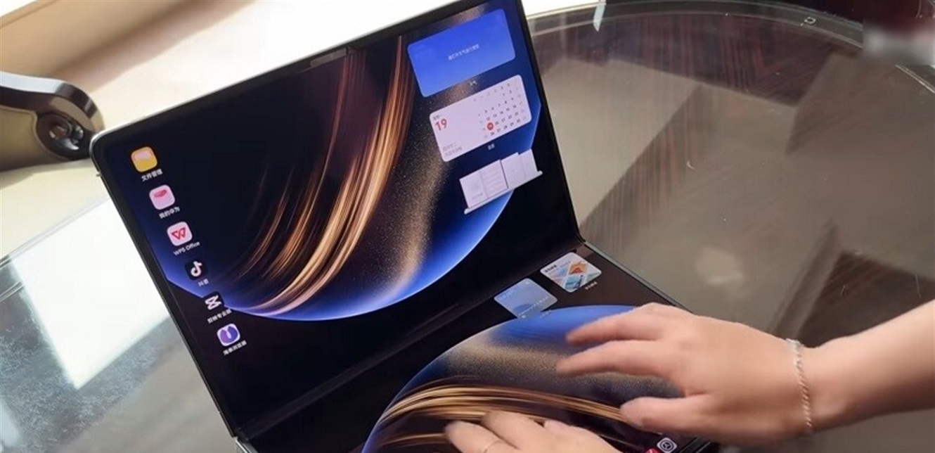 جديد "هواوي"... أول حاسب محمول في العالم مجهز بشاشة OLED قابلة للطي