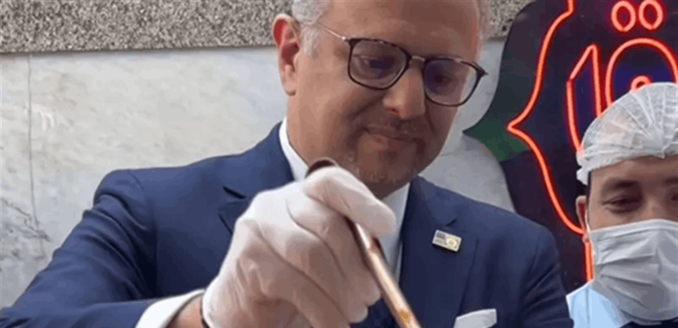 من أصل لبنانيّ.. مستشار ترامب يأكل "الكوشري" في مصر