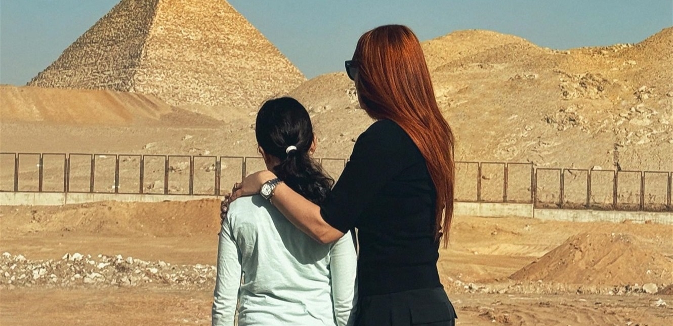صورة من أمام الأهرامات.. كلمات مؤثرة من كارول سماحة لإبنتها