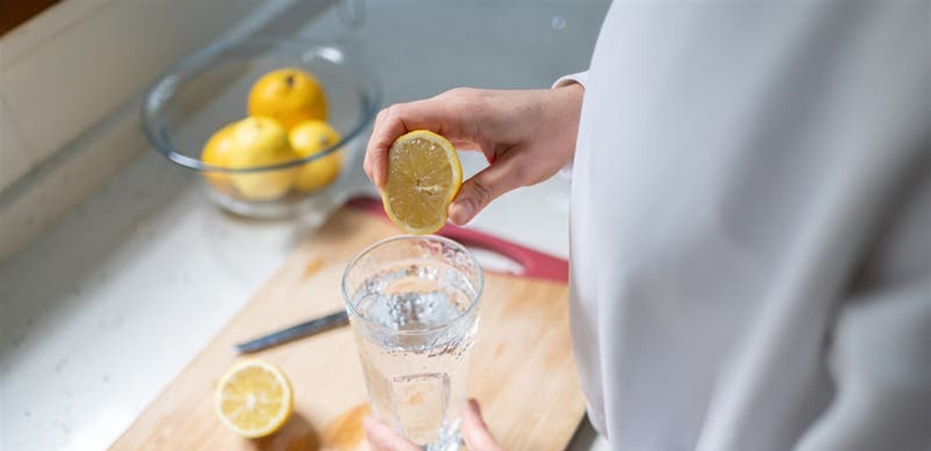 شرب الماء مع الليمون على معدة فارغة يمكن أن يضرك.. اليكم آخر الدراسات