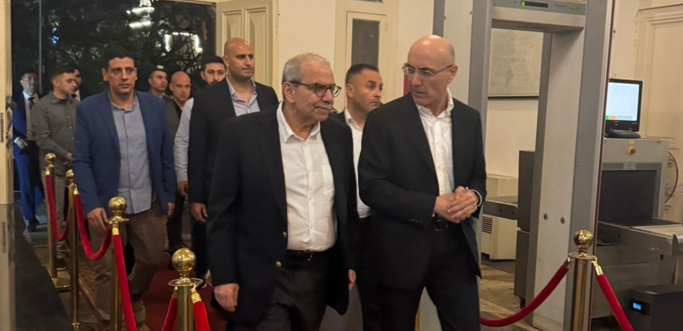 بالصورة.. رئيس الحكومة يزور "الداخلية" لمتابعة عملية فرز أصوات "إنتخابات الجنوب"
