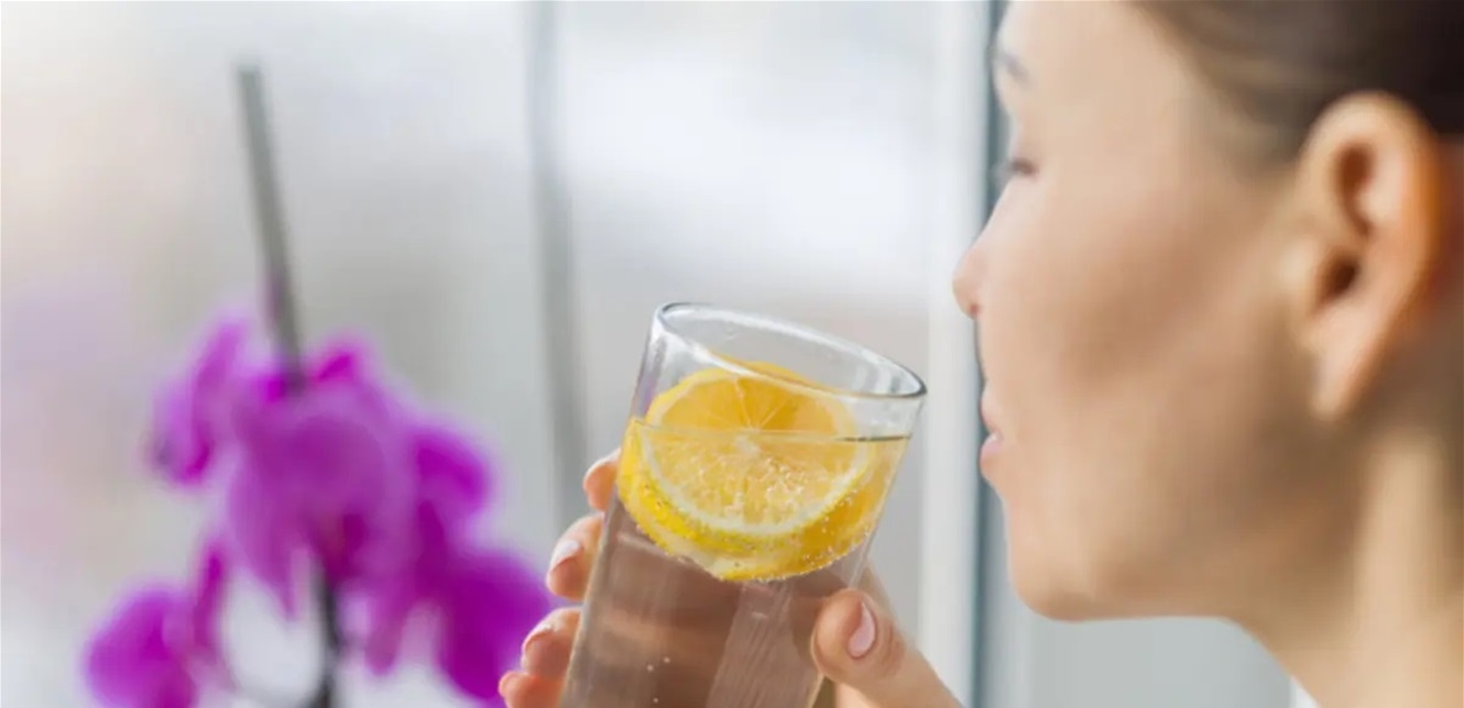 مشروب بسيط لمدة 30 يومًا يظهرك أصغر سنًا.. فما هو؟