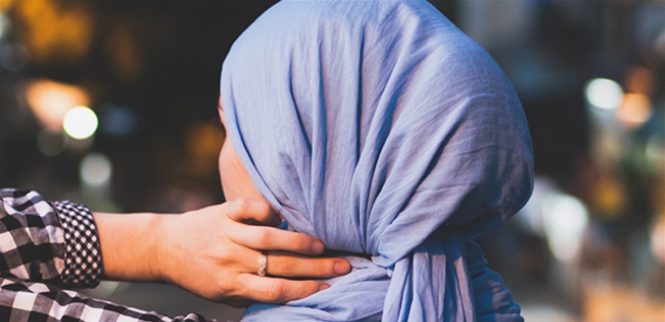بعد ارتدائها الحجاب.. فنانة تروج لقناتها على "يوتيوب" لتقديم محتوى ديني: "تابعوني"