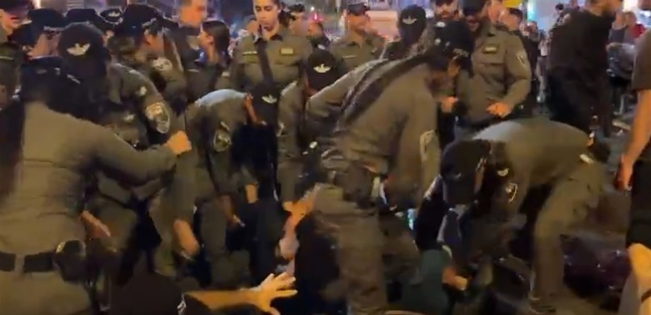 اقتحام مقر الليكود في تل أبيب.. والشرطة الإسرائيلية تعتقل عشرات المتظاهرين المناهضين للحكومة (فيديو)