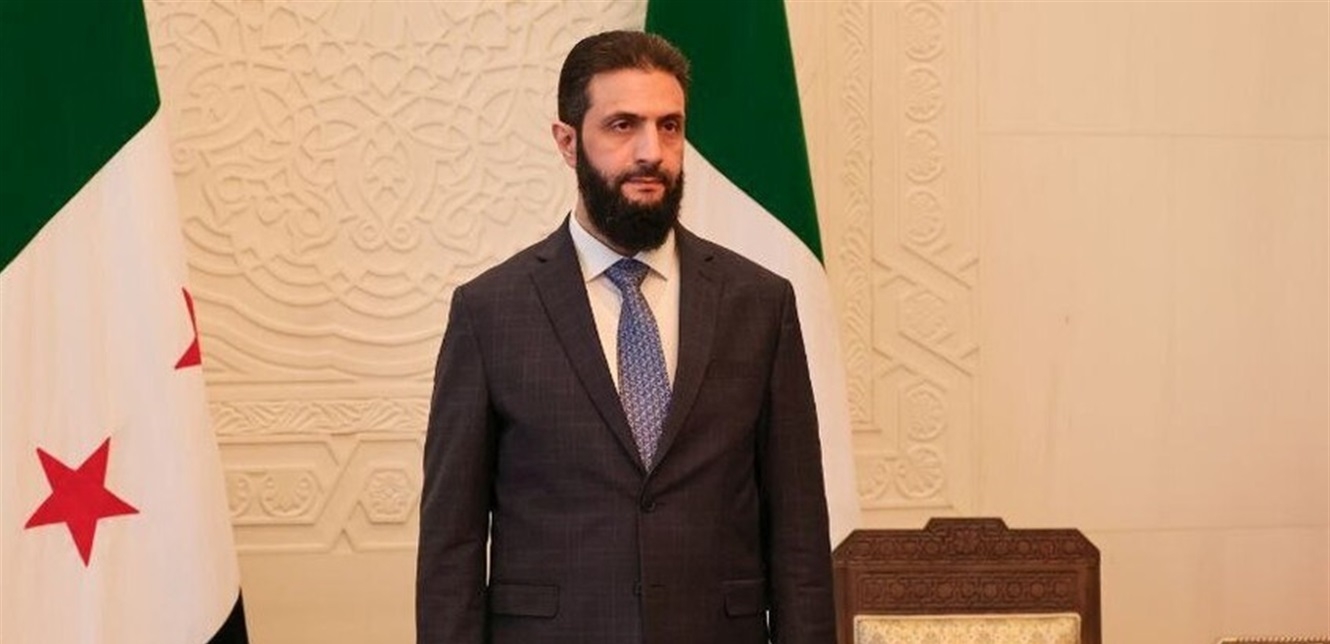 بالصورة.. مسؤولون أميركيون يقفون احتراماً لأحمد الشرع