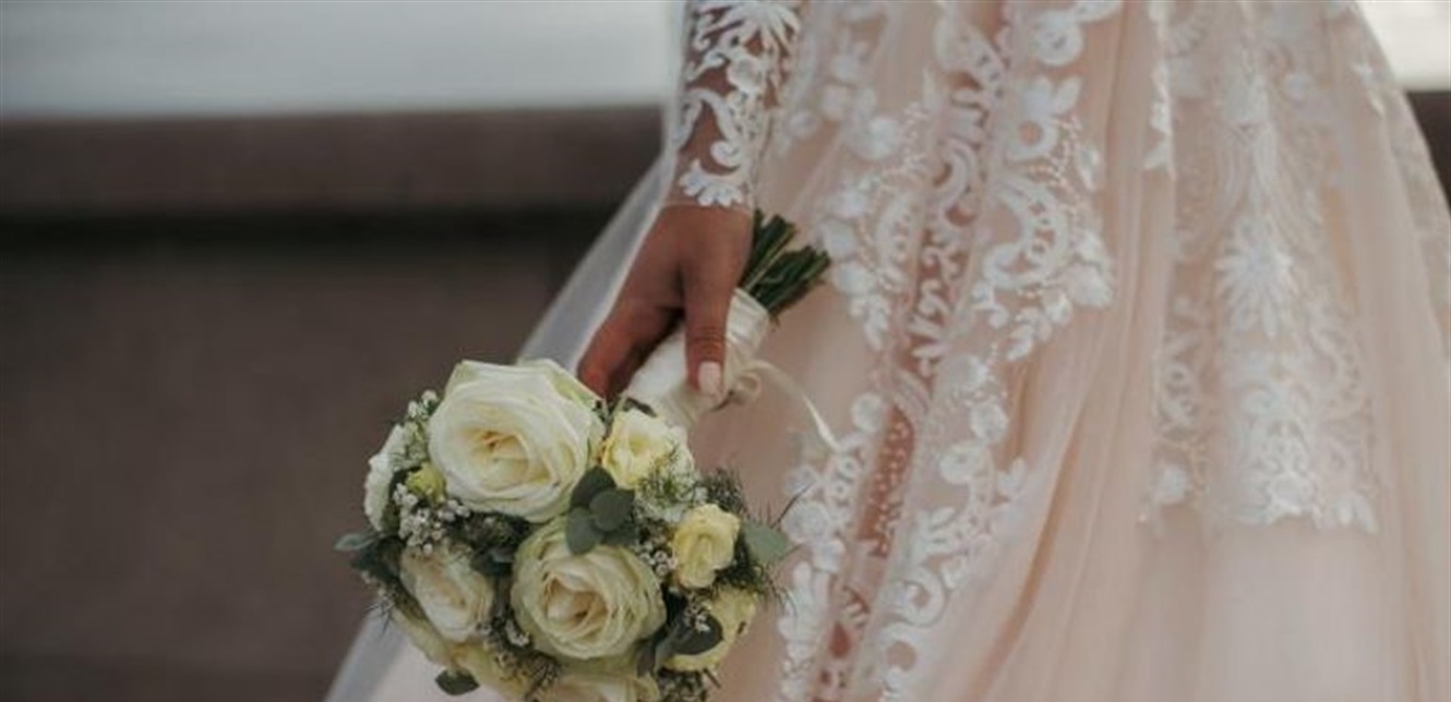 العروس هربت من الغرفة باكية.. "نجمة" تُفسد حفل زفاف ابنها فماذا فعلت؟!
