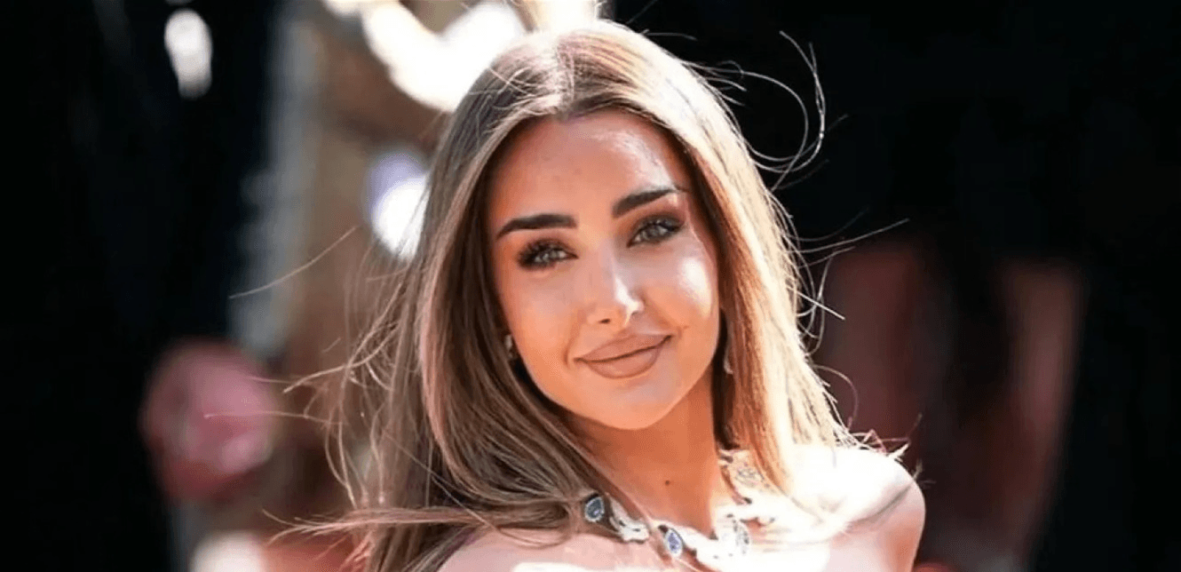 بفستان قصير جدًا... إطلالة جديدة لممثلة معروفة والجمهور: "بتصغر مش بتكبر" (صور)