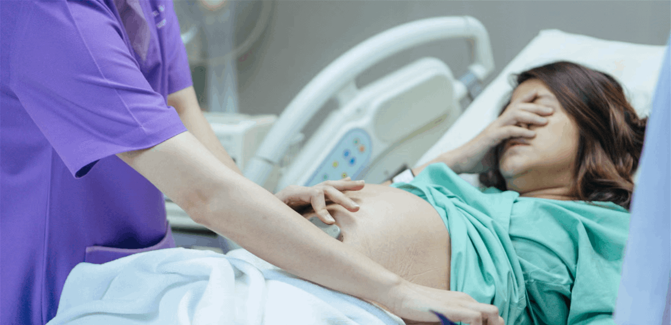 كارثة في غرفة الولادة.. "إبرة الظهر" تصيب أم بالشلل!