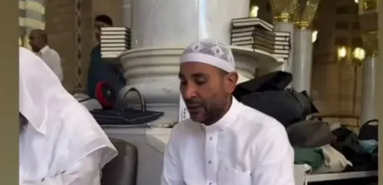 "تُبت إلى الله".. فنان شهير يطل من داخل المسجد النبوي ويُثير الجدل حول اعتزاله الغناء (صور)