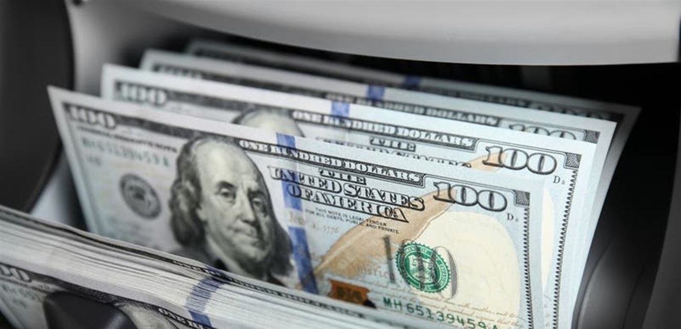 الدولار يتراجع مع تصاعد توترات التجارة قبيل بيانات الوظائف