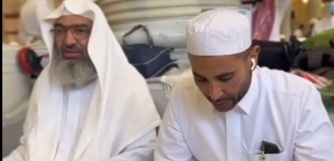 أطل وهو يتلو آيات.. فنان شهير يتعلم تجويد القرآن داخل المسجد النبوي الشريف (فيديو)