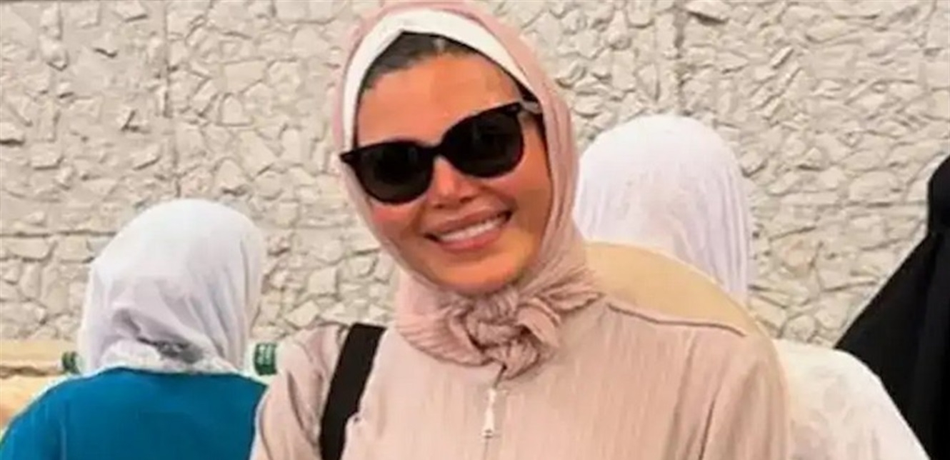 بعد عودتهما من الحج.. "وصلة غزل" بين فنانة شهيرة وزوجها! (صورة)