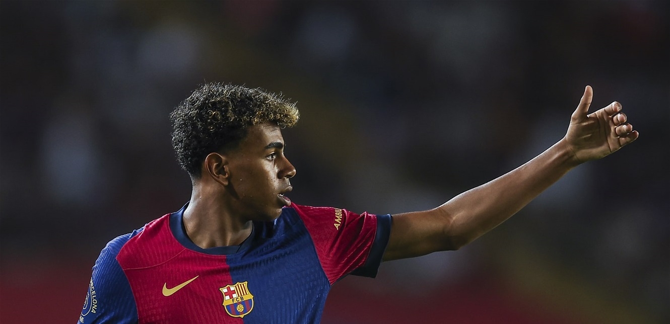 نجم برشلونة يرتبط بعدّة فتيات في عام واحد!