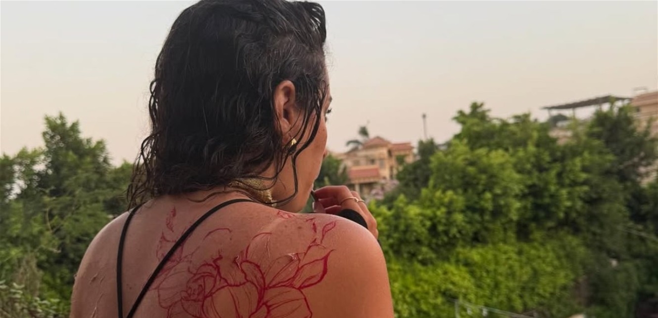 مدت لسانها وغطت جسدها بـ"وشوم الحنة".. فنانة شابة تُثير الجدل بجرأتها شاهدوا الصور