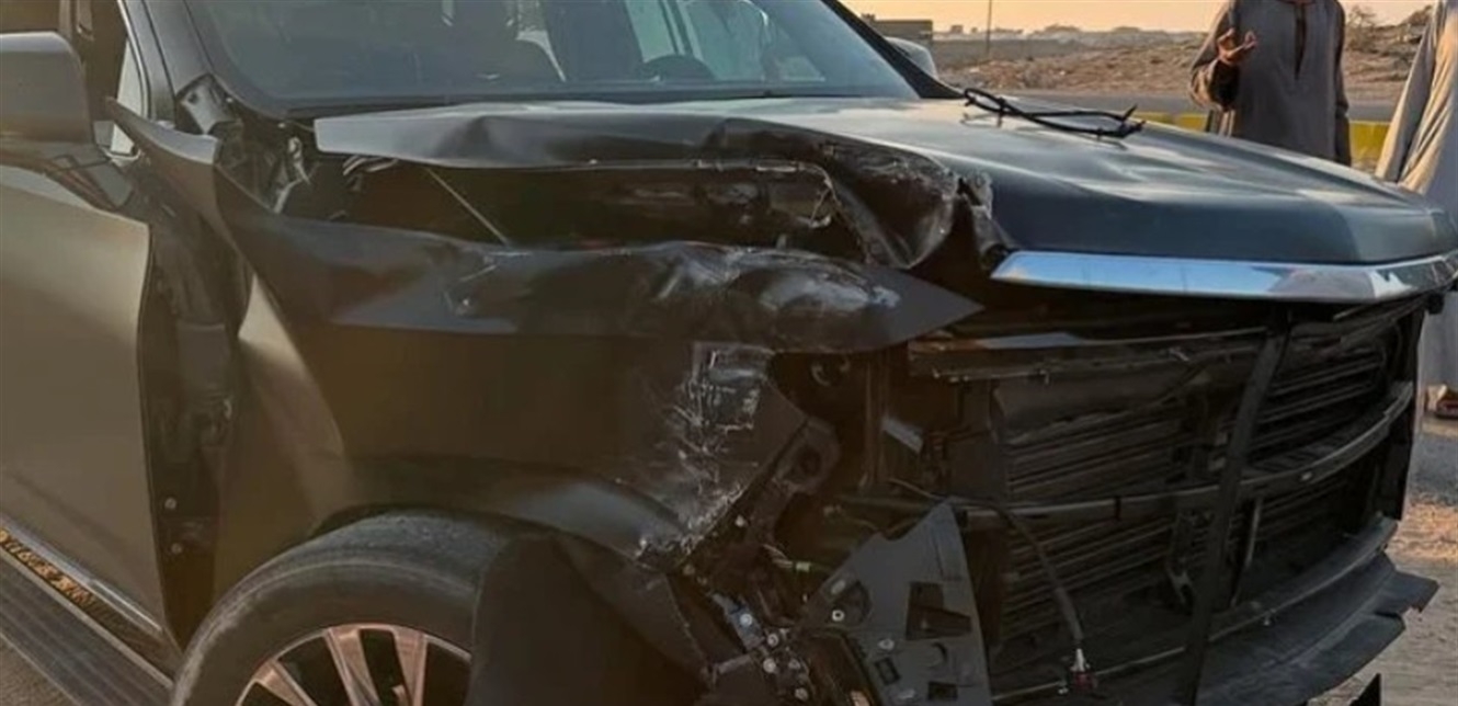 فنان شهير تعرّض لحادث مروع بعد دقائق من استلامه سيارته الجديدة.. وزوجته تكشف ما حصل
