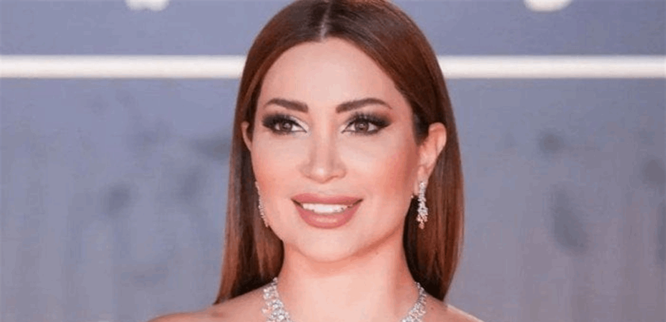 بفستان أبيض قصير.. نسرين طافش تتألق في حفل عمرو دياب (صور)