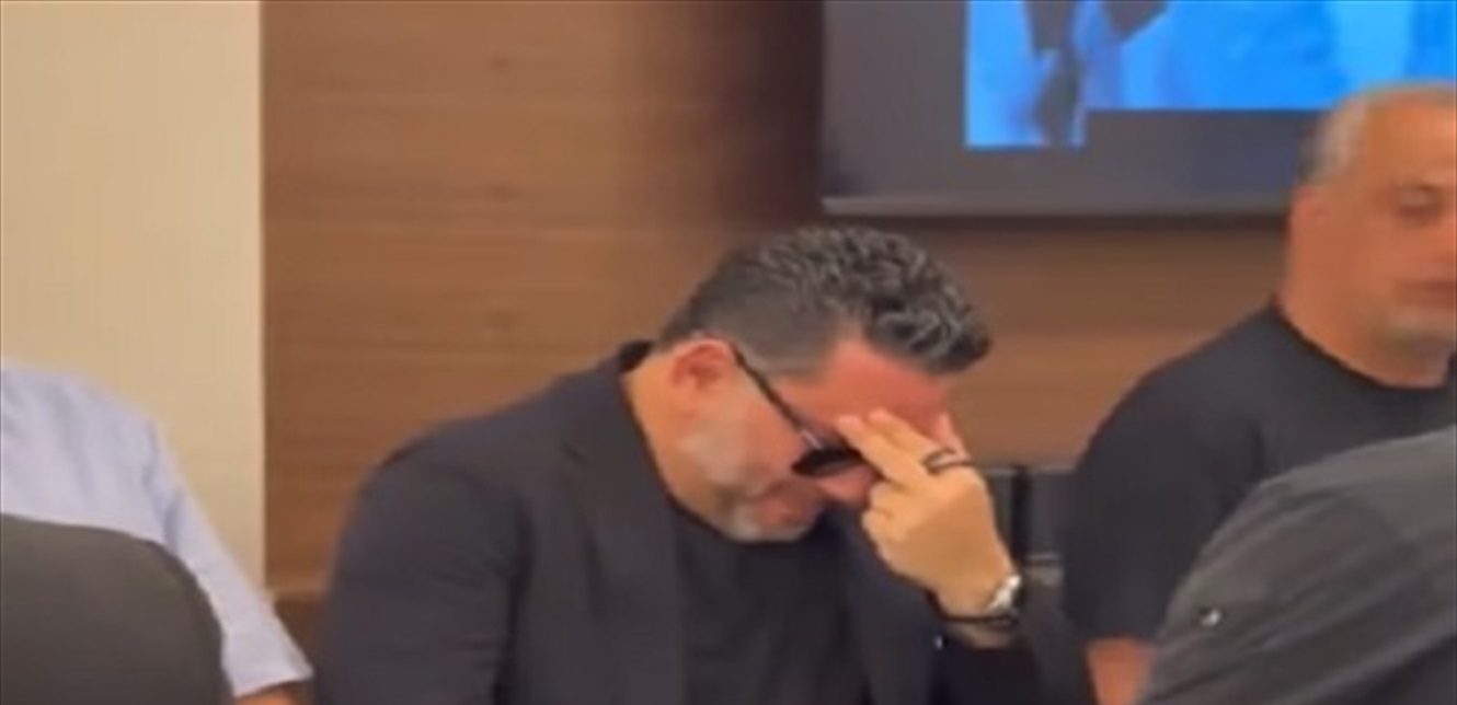 بالفيديو... بكاء الفنان زياد برجي في عزاء شقيقه