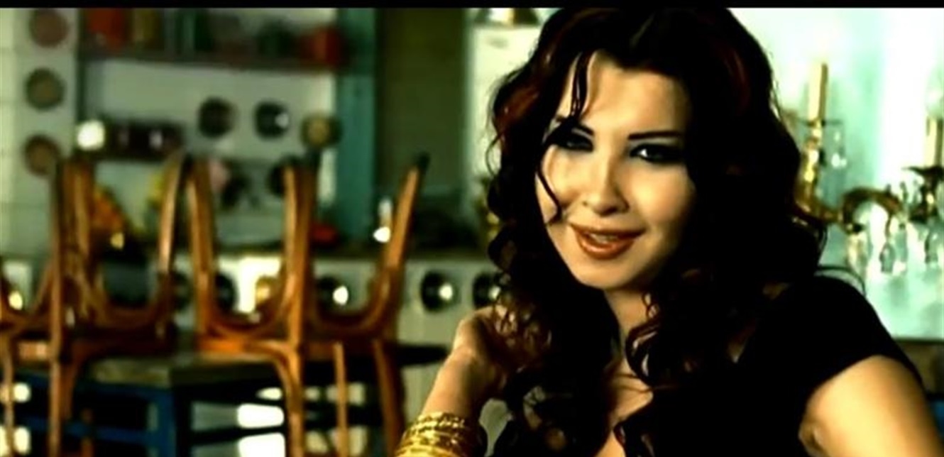 بعد مرور 22 عاماً.. مؤلف أغنية "آخاصمك آه" يُقاضي نانسي عجرم إليكم السبب