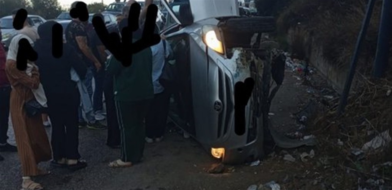 زحمة سير على طريق عاريا.. بسبب انقلاب سيارة