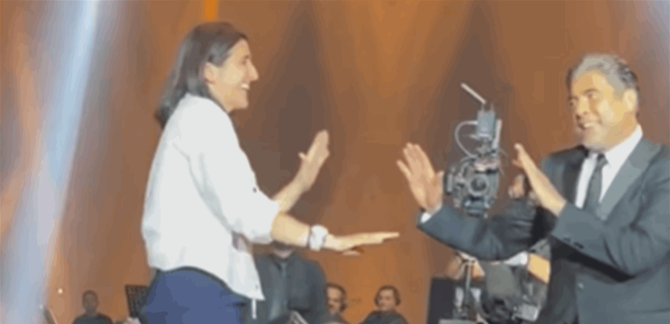 بالفيديو.. وائل كفوري يرقص على المسرح مع إحدى المُعجبات