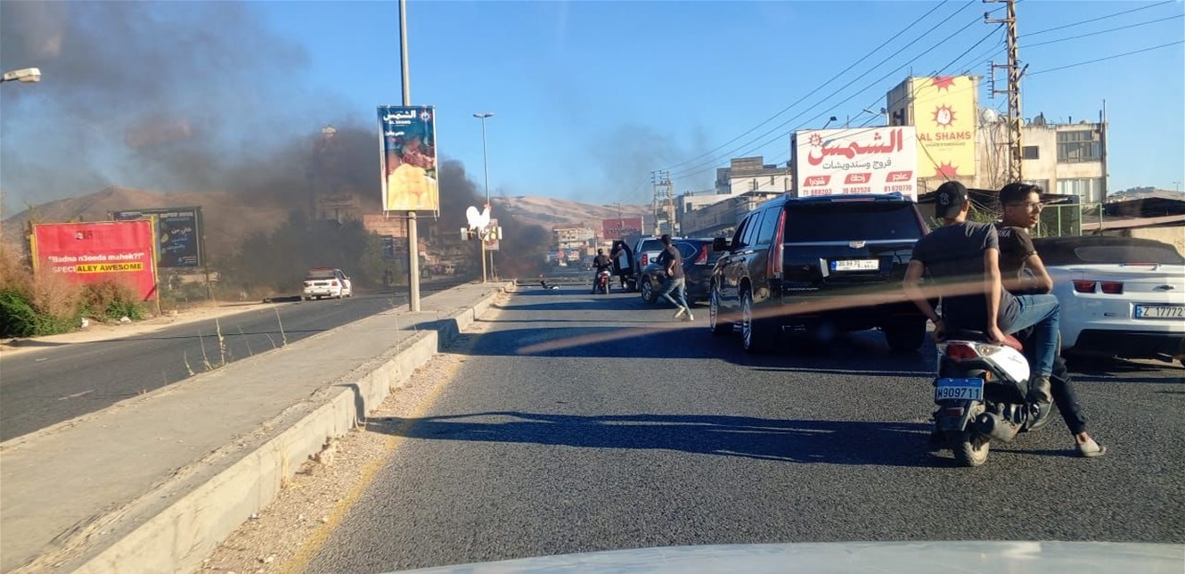 بالفيديو... إستهداف سيارة على طريق المصنع