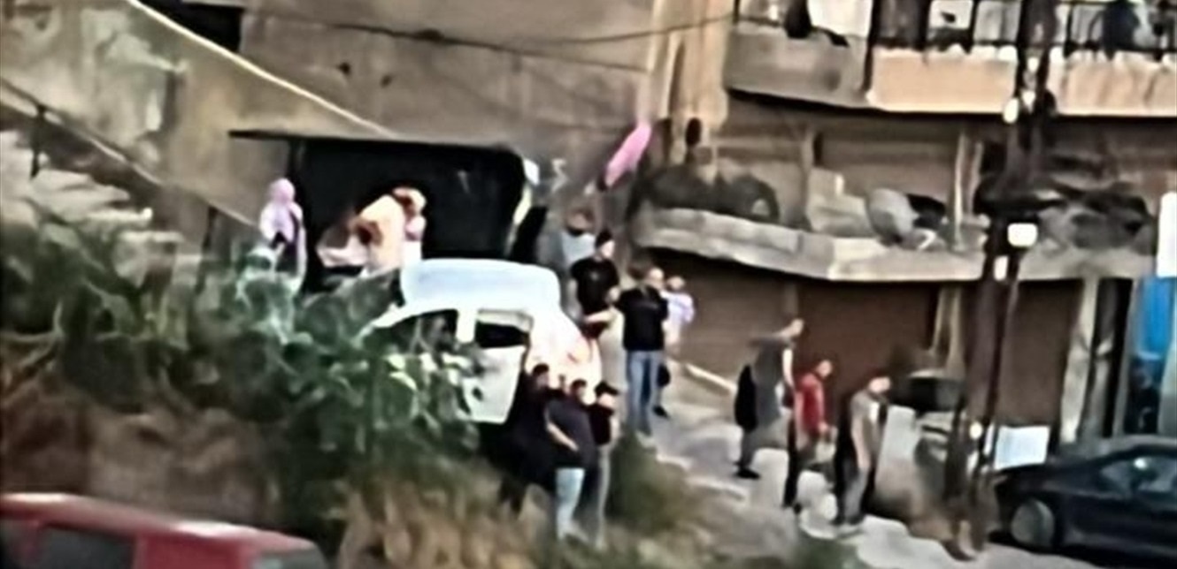 مشهدٌ غريب... إستقرار سيارة على درج!