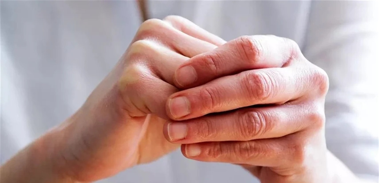علامات على اليدين تشير إلى مشاكل صحية.. احذروا منها