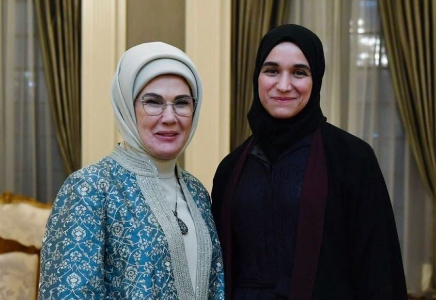 "لطيفة الدرُوبي"... أوّل صورة رسمية لزوجة الشرع!