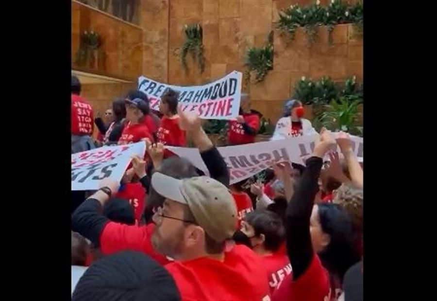احتجاجات مؤيدة لفلسطين تقتحم برج ترامب في نيويورك (فيديو)