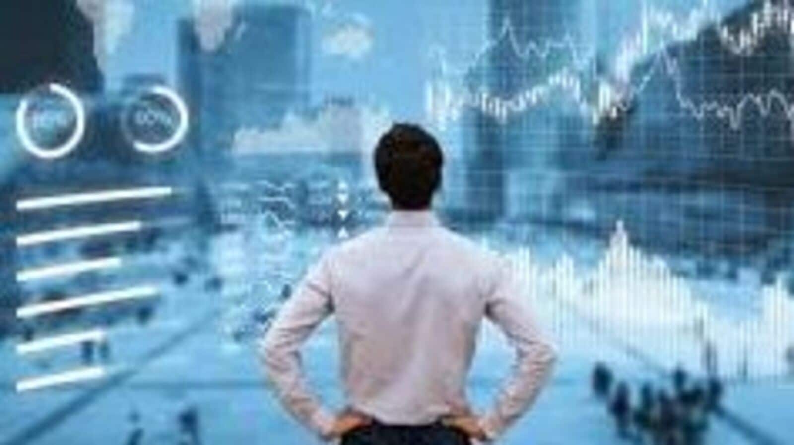 US banks tiptoe toward crypto, awaiting more green light from regulators